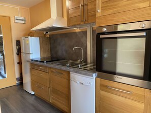 Een koelkast, een microgolfoven, een oven, een kookplaat