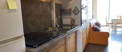 Jääkaappi, mikroaaltouuni, uuni, liesi