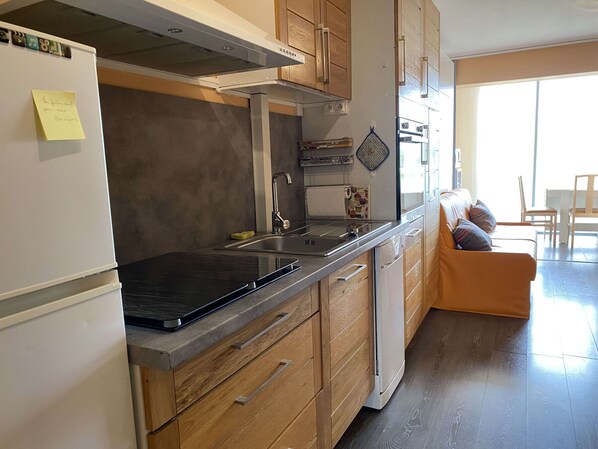 Køleskab, mikrobølgeovn, ovn, kogeplade