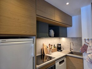 Dishwasher, coffee/tea maker, toaster