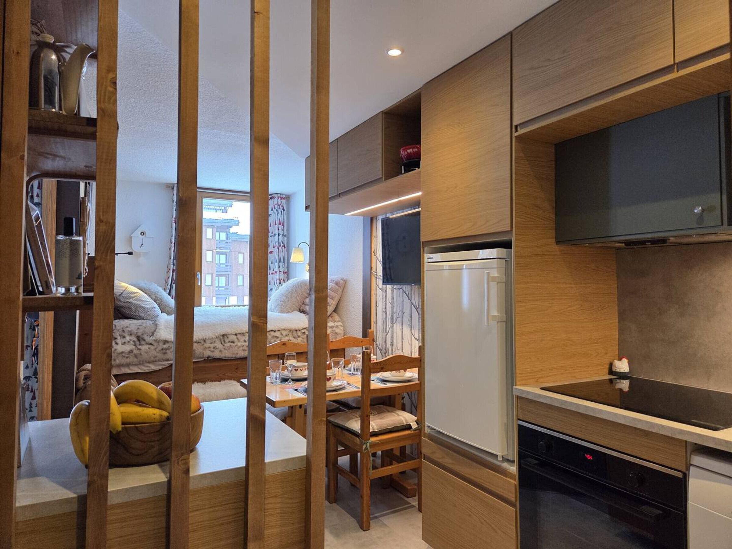 Fridge, oven, dishwasher, coffee/tea maker