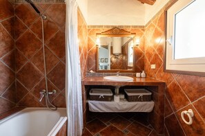 Een douche, een haardroger, handdoeken