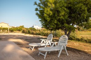 Property grounds - Holiday Home 'Casa Sorrapa' with Lake Views, Wi-Fi and Air Conditioning (Deltebre)