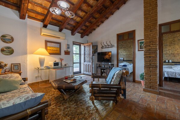 3 bedrooms, iron/ironing board, WiFi, bed sheets - Holiday Home 'Casa Sorrapa' with Lake Views, Wi-Fi and Air Conditioning (Deltebre)