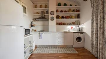 Een koelkast, een magnetron, een kookplaat