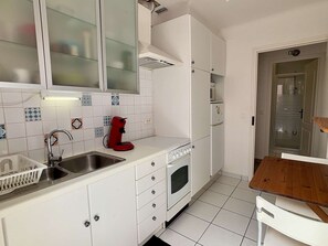 Fridge, microwave, oven, coffee/tea maker - Charming Catalan House in Sorède - Sleeps 4 (Sorède)