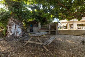 Outdoor dining - Studio Apartment 'Estudio La Cochera' with Shared Pool, Wi-Fi, and Air Conditioning. (Deltebre)