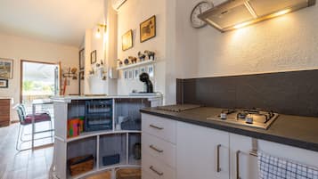 Fridge, microwave, stovetop, coffee/tea maker