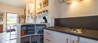 Appartement studio 'Estudio La Cochera' avec piscine partagée, Wi-Fi et climatisation.