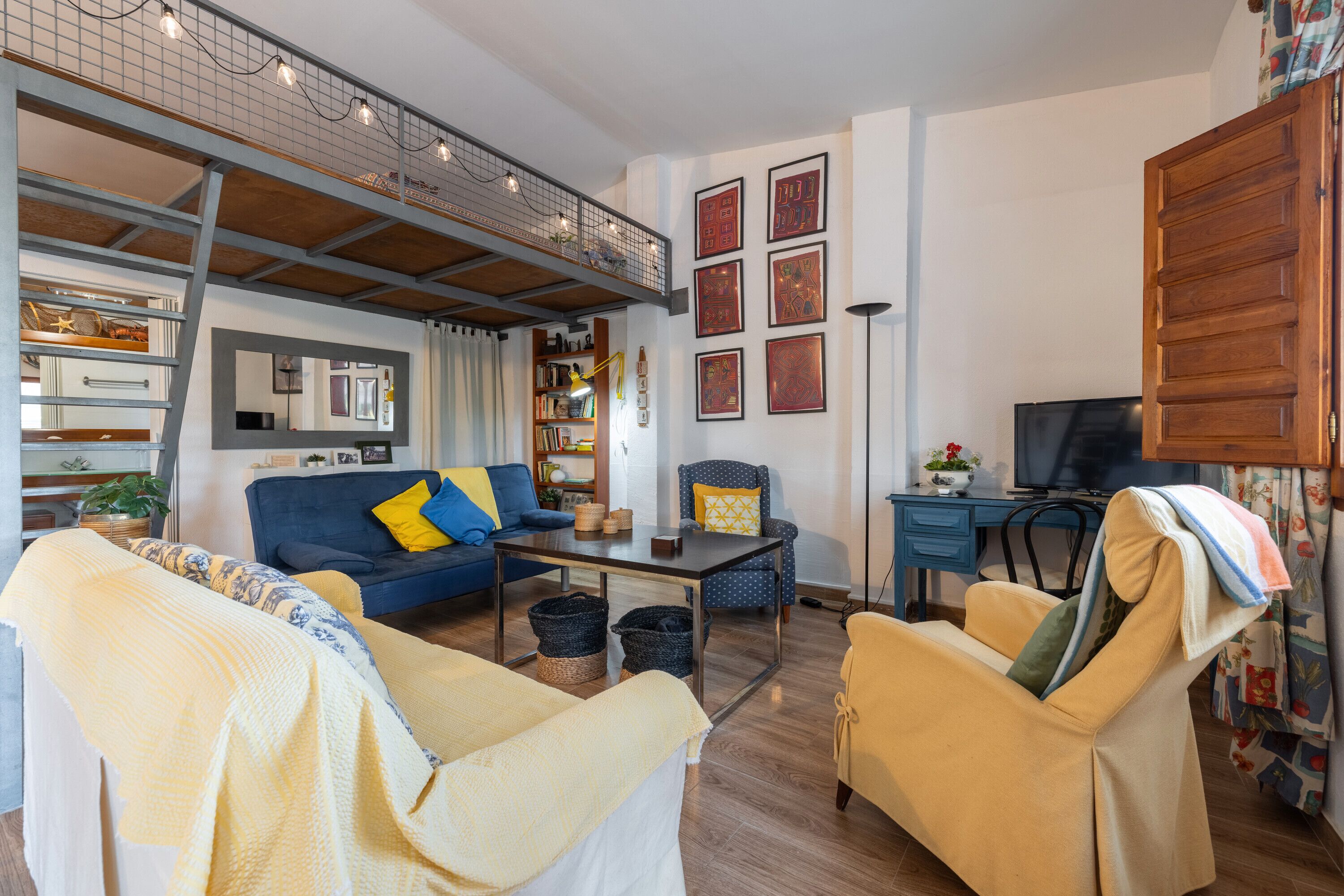 Een televisie, een dvd-speler, een tafeltennistafel en een stereo