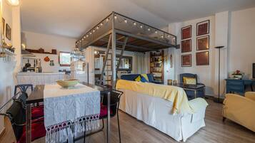 Televisión, reproductor de DVD, tenis de mesa y estéreo