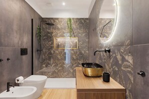 Regadera, secadora de cabello, toallas 