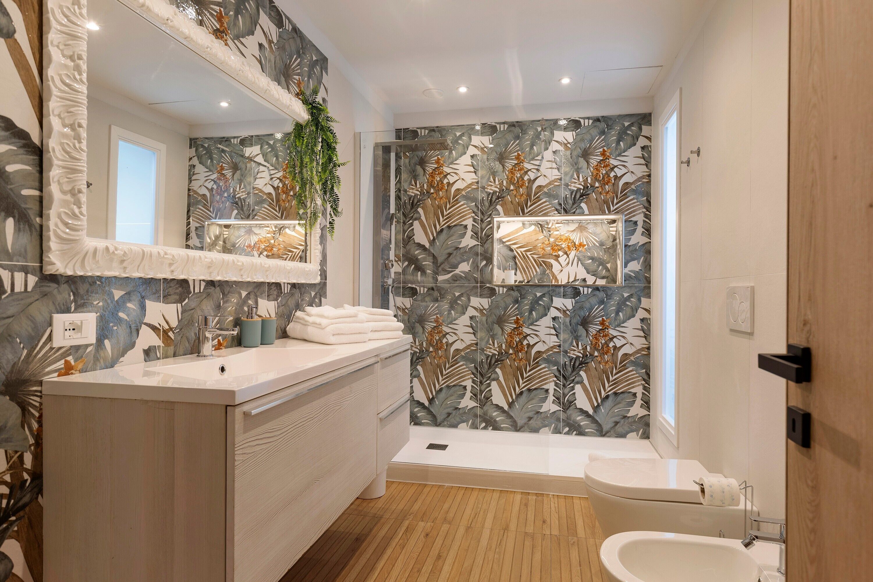 Ducha, secador de pelo, toallas