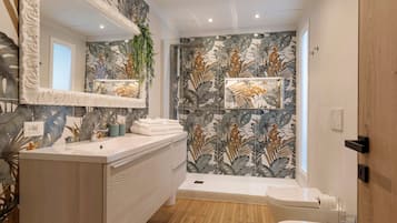 Ducha, secador de pelo, toallas