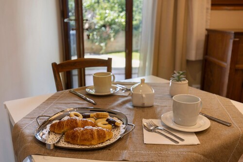 Holiday Home 'Iris' with Shared Garden, Wi-Fi and Air Conditioning
