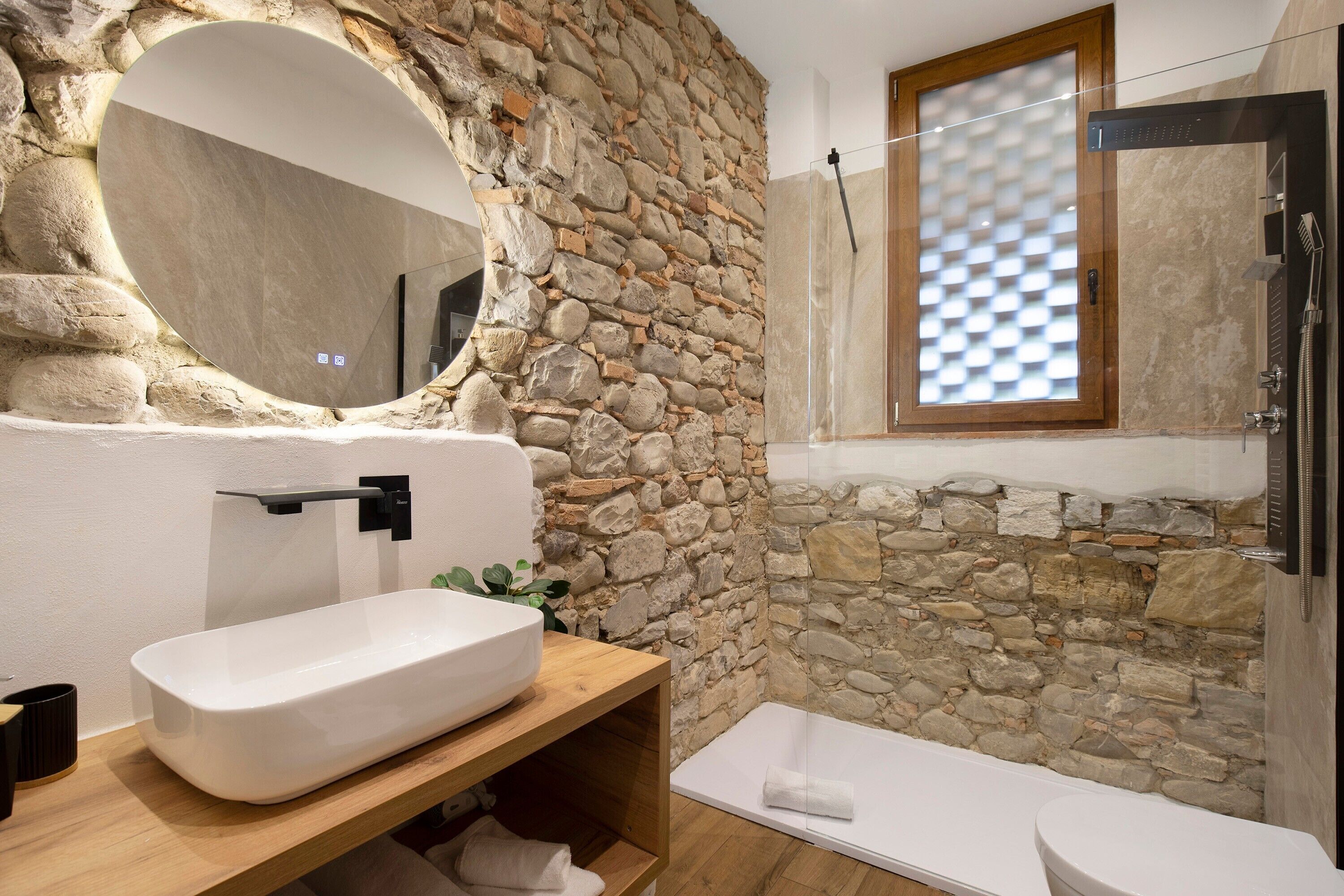 Een douche, een haardroger, handdoeken