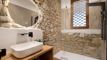 Een douche, een haardroger, handdoeken