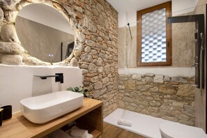 Suihku, hiustenkuivaaja, pyyhkeet