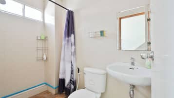 Bidet, asciugamani, sapone, carta igienica