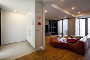 Cortinas blackout, wifi gratis y ropa de cama