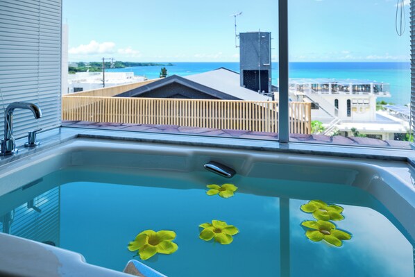 Villa básica, balcón, vista al océano | Baño | Tina con regadera, amenidades de baño gratuitas, secadora de cabello 