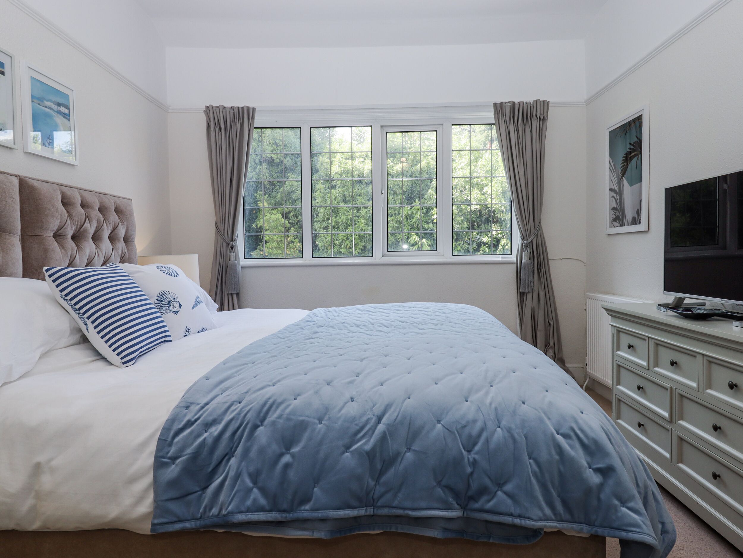 2 عدّة غرف نوم وبديكورات فريدة لكل غرفة وطراز فريد لكل وحدة