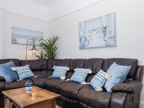 Living area - Kinbrae Apartment (Torquay)