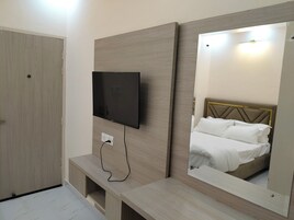 Double Room, City View | Desk, laptop workspace, free WiFi