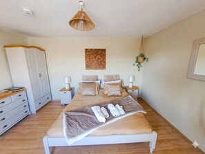 Classic Double Room, Hill View | Individually decorated, individually furnished, free WiFi, bed sheets - Muddy Puddles Farm (Kovachevets)