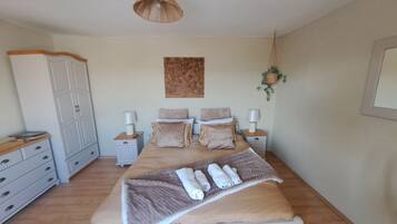 Deluxe Double Room, Garden View | Living area | 32-inch TV with digital channels, Netflix, pay movies