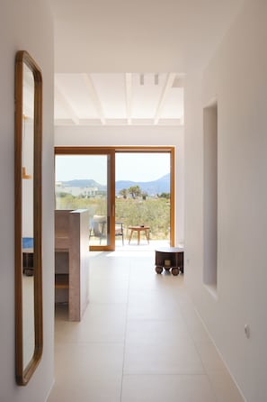 Suite with Garden View - Ground Floor - Spora | Allergitestade sängkläder, ljudisolering och strykjärn/strykbräda