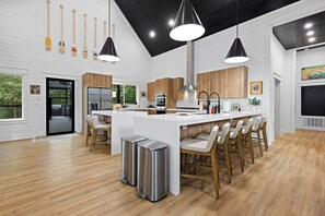 Fridge, microwave, oven, stovetop - Pickleball Court, Lots of Games, Pool Table, Big Back Deck, Pets (Broken Bow)