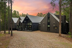 Exterior - Pickleball Court, Lots of Games, Pool Table, Big Back Deck, Pets (Broken Bow)