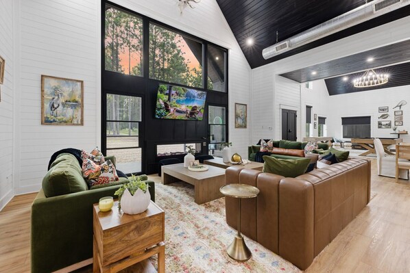 Smart TV, fireplace, video games - Pickleball Court, Lots of Games, Pool Table, Big Back Deck, Pets (Broken Bow)