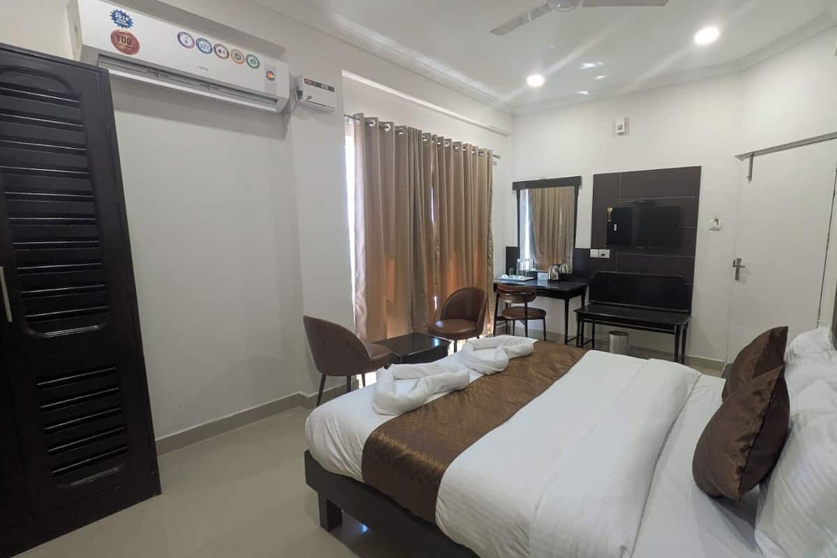 Double Room | In-room safe, iron/ironing board, free WiFi