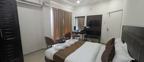 Double Room | In-room safe, iron/ironing board, free WiFi