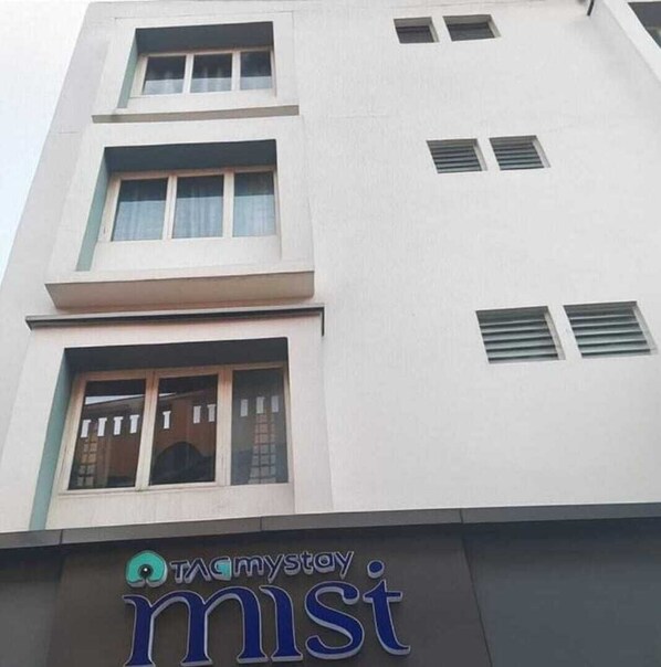 Un edificio de varios pisos con un cartel que dice 'Myst Stay'.