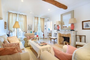 TV - Apartment 'Magnifique Vue Mer' with Sea View, Wi-Fi and Air Conditioning (Villefranche-sur-Mer)