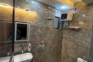 Shower, hair dryer, bidet, towels