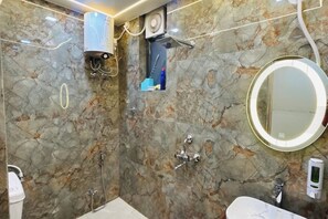 Dusche, Haartrockner, Bidet, Handtücher