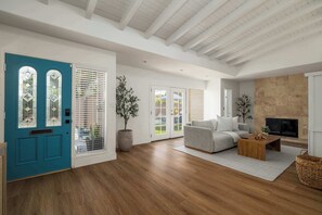 Interior - Point Loma Gem - 3BR with Stunning Views on Canon St (San Diego)