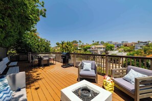 Outdoor dining - Point Loma Gem - 3BR with Stunning Views on Canon St (San Diego)