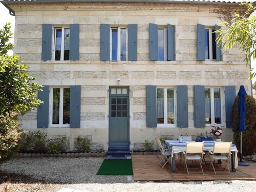 A 7 km des plages de Royan, maison avec jardin équipé BQQ  Parasole transat