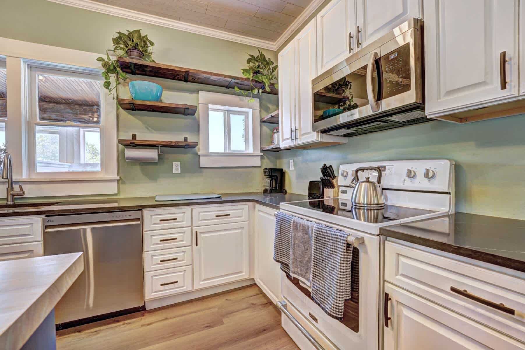 Kjøleskap, mikrobølgeovn, ovn og kokeplater