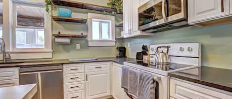 Een koelkast, een microgolfoven, een oven, een kookplaat