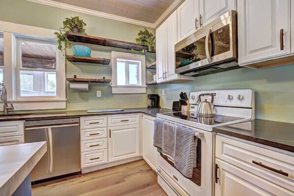 Refrigerador, microondas, horno y parrilla de estufa 