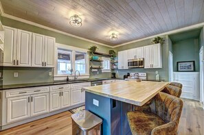 Fridge, oven, stovetop, coffee/tea maker