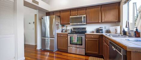 Réfrigérateur, micro-ondes, four, plaque de cuisson