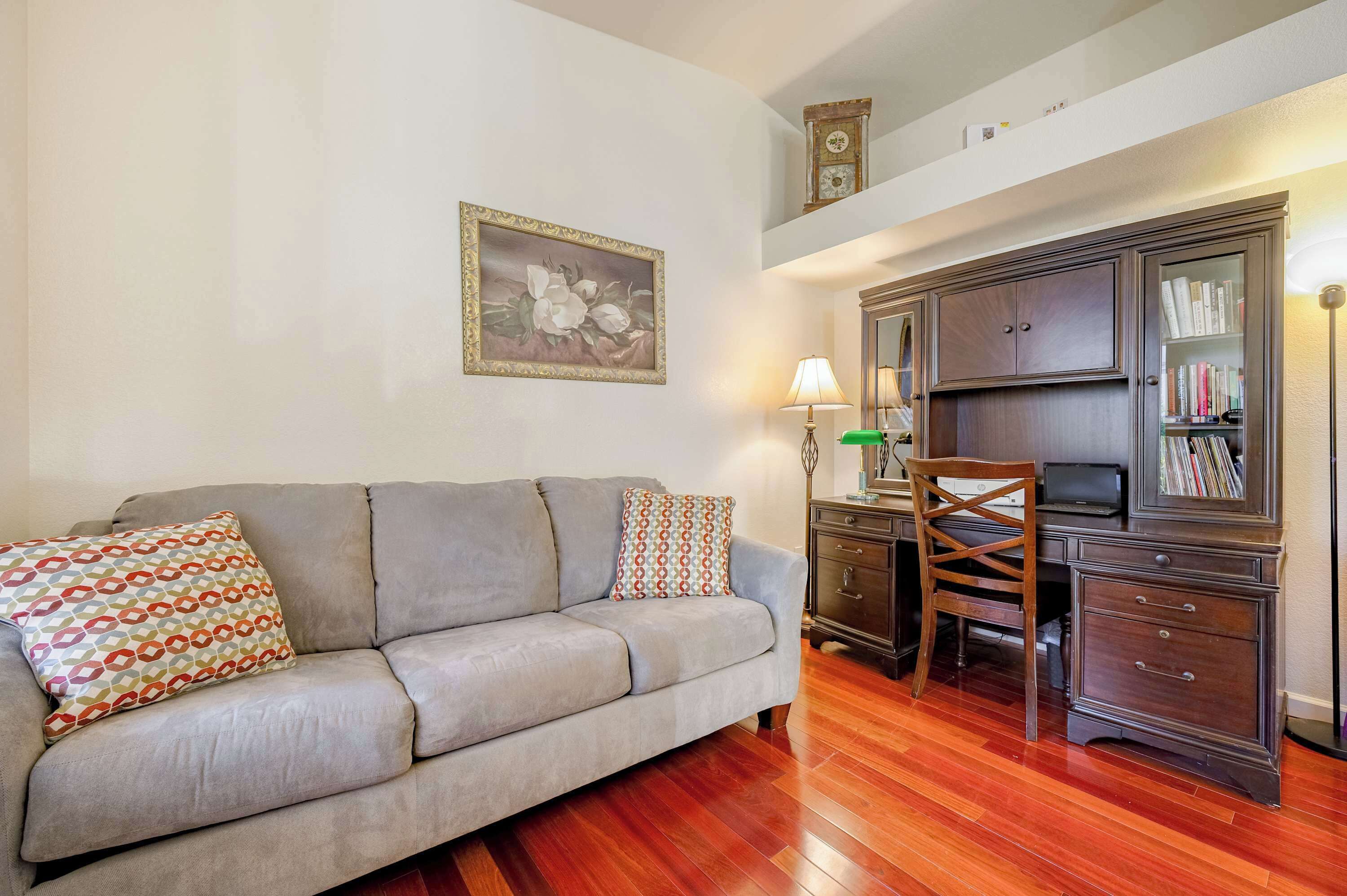 TV, peis, bøker og kontorer