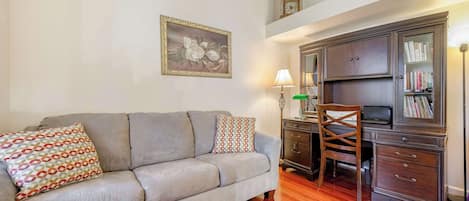 TV, peis, bøker og kontorer